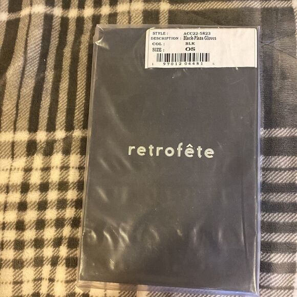 PLAZA SEQUIN KNIT GLOVES
Retrofête - Picture 4 of 4